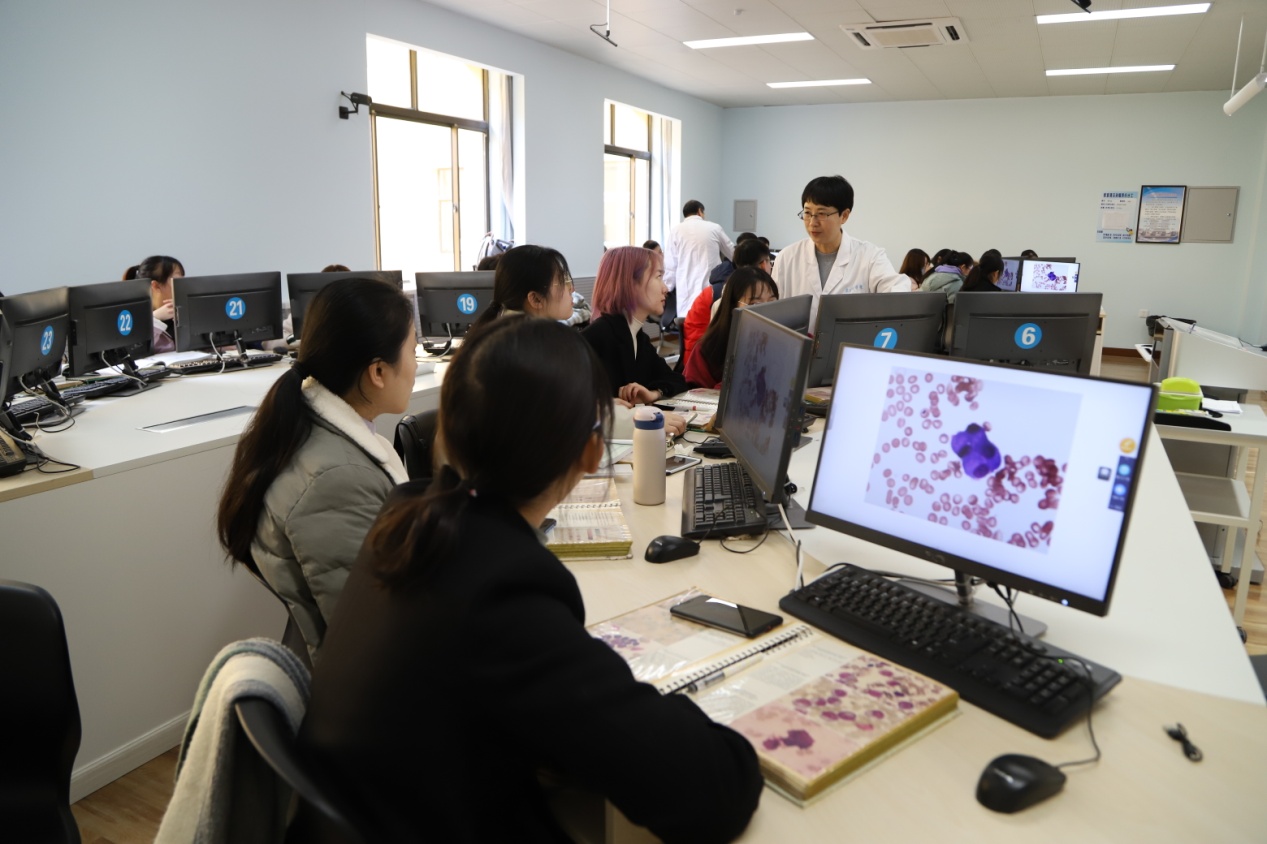 说明: H:\申报书与说课(文字+PPT)最新版1.9\幻灯片要插入的图片\幻灯片17-智慧教室上课\IMG_1597.JPG