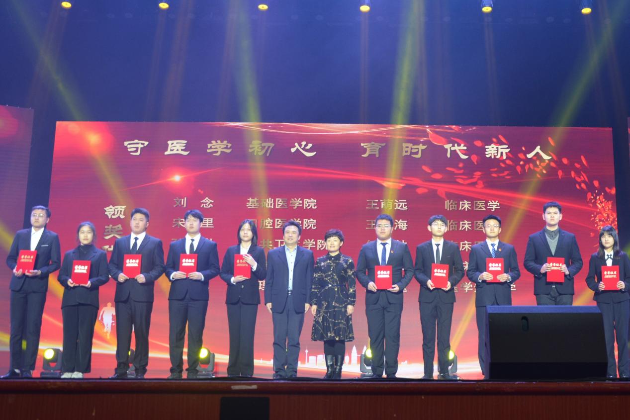 说明: 第一项颁奖 杨惠